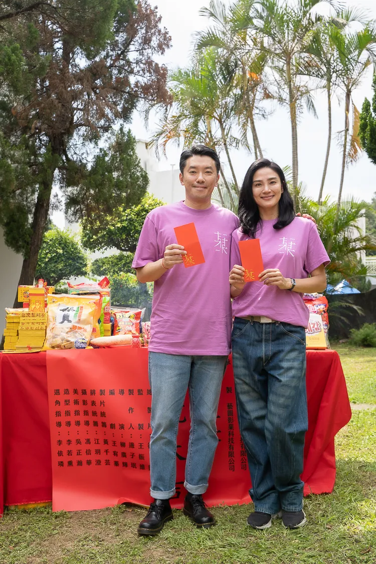 洪小鈴（右）與段鈞豪演出BL影集《某某》。藝圖影業提供