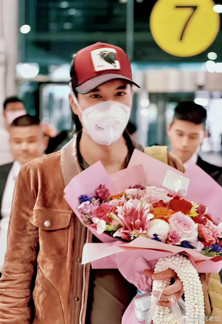 王力宏抵達機場的帥氣模樣。翻攝叫我老伯微博