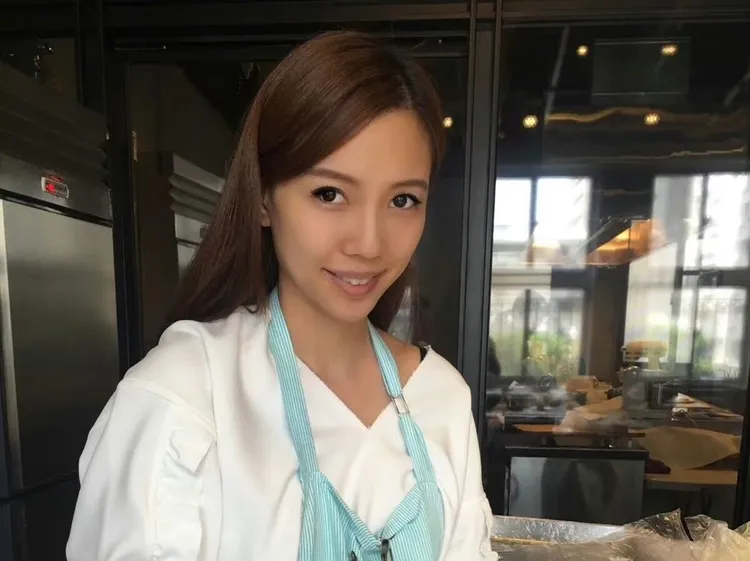 李靚蕾跟粉絲預告明天中午12點「線上見」。翻攝李靚蕾微博