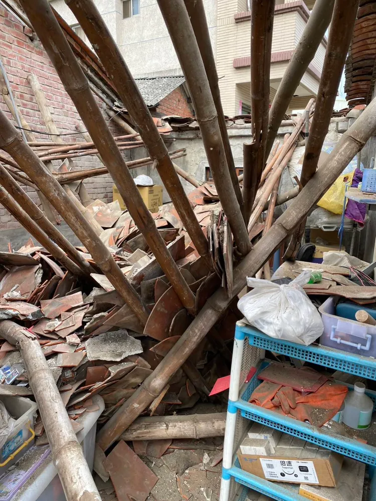 室內一片狼藉。讀者提供