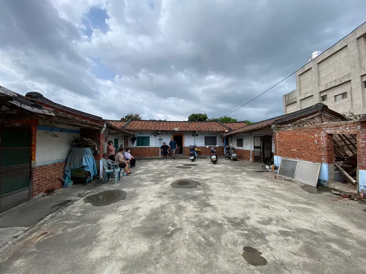 麻豆三合院一處房間的屋頂崩落。讀者提供