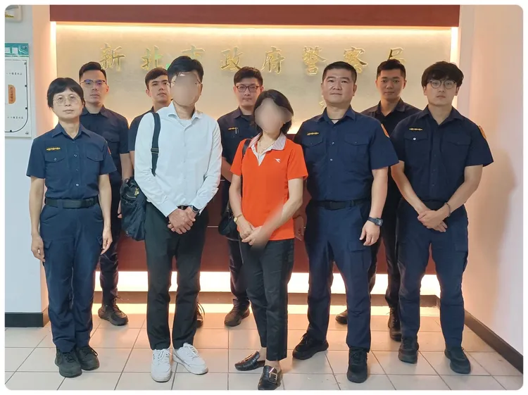 家屬與新北警尋人高手團隊合影。翻攝畫面