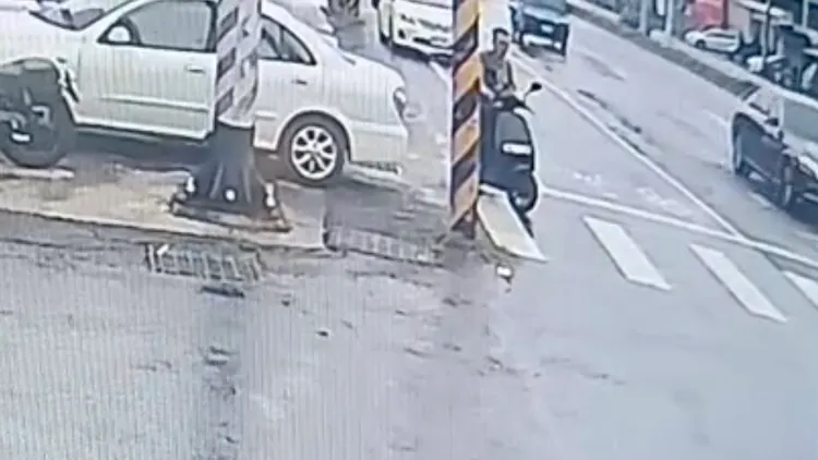 電動車原本停靠路邊。讀者提供