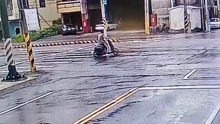 電動車切左直行準備通過路口。讀者提供