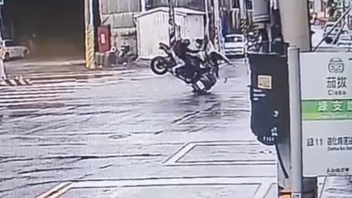 驚悚畫面｜電動車台南台1線路邊「螃蟹切」　遭黃牌重機猛撞釀1死1重傷