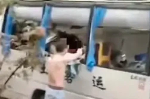 巨石從30米高處砸下　四川巴士乘客6死9傷