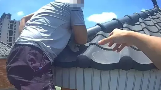 男子死命爬頂樓藏水塔躲警　原因曝光！落網討拍：我也不想啊