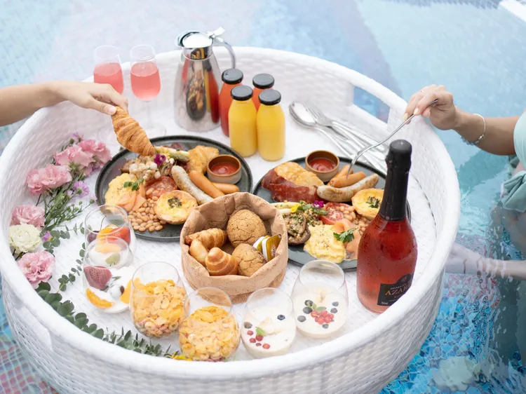 無邊際漂浮早餐內容包括燻鮭魚炒蛋搭配香料雙菇、英式焗豆、烤番茄花椰菜、香腸培根薯餅、精選麵包籃、活力燕麥粥、水果優格、喜瑞兒麥片與鮮奶、陽光鮮果汁、熱咖啡與粉紅氣泡。阿里山英迪格酒店提供