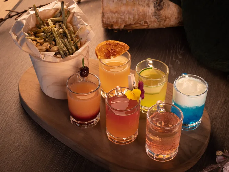 阿里山的浪漫各杯shot（由左至右 後至前排）Railroad鐵路、Forest森林、Sea of Clouds雲海 Sunrise日出、Sunset夕陽、Sakura櫻花。阿里山英迪格酒店提供