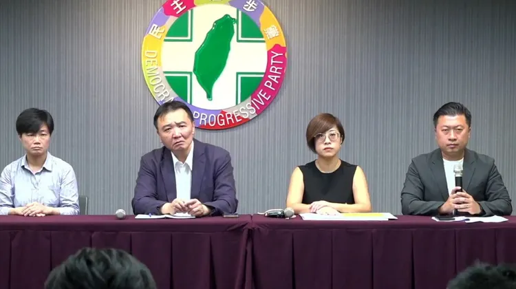 民進黨秘書長許立明（左2）透露現職黨部人員也有類似情形，已讓該員離職。翻攝直播