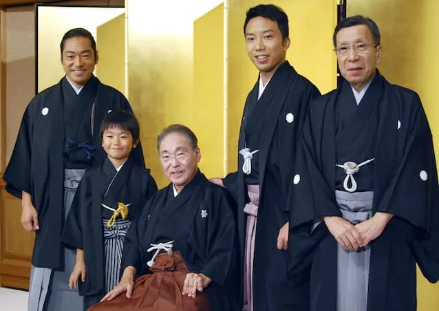 市川猿之助是香川照之的堂弟；2011年香川照之（左起）進入歌舞伎界襲名市川中車，兒子隨之襲名市川團子，父親市川猿翁、叔叔市川段四郎（右起）、段四郎之子市川猿之助出席記者會。翻攝日本yahoo