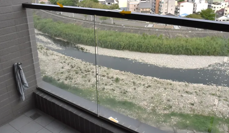 檢方說，夏宅10樓陽台欄杆遺留手掌痕及手抓握痕，欄杆外側檢出賴男DNA。檢方提供