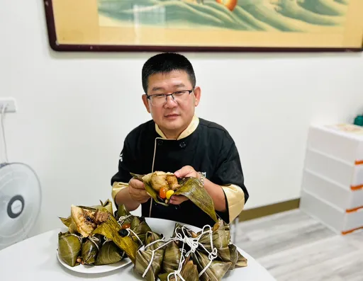 阿隆師包粽堅持「月桃葉」　網友驚呼：小時候阿嬤的味道