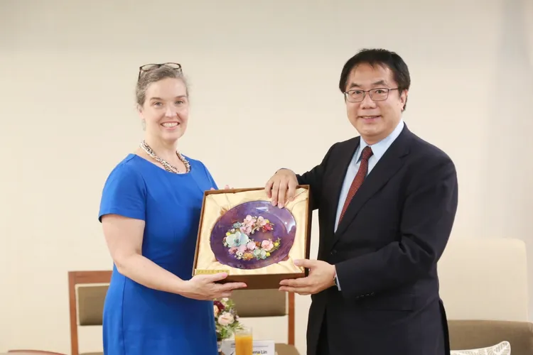 黃偉哲笑稱，台南蘭花符合孫曉雅的優雅氣質。市府提供