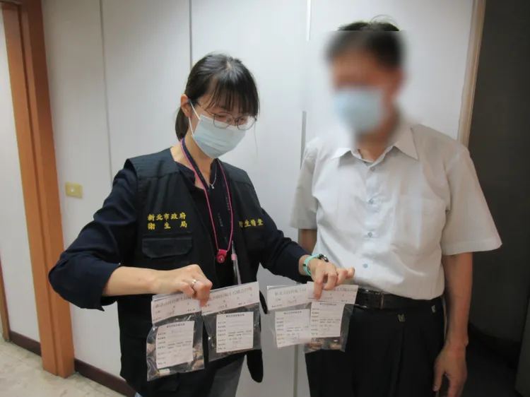 新北衛生局於一二樓分別查封大量逾期針劑，診所負責人(右一)表示太忙忘了丟。衛生局提供