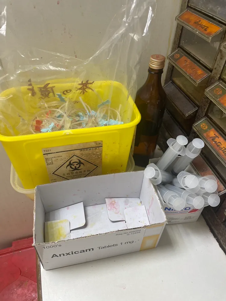 投訴人指稱該診所將整盒針筒擺在桌上，疑似有搭配過期針劑施打的跡象。爆料者提供