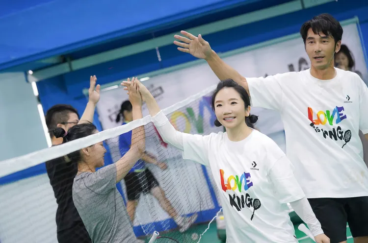 三金主持人陶晶瑩和金鐘男配角獎李李仁夫妻檔，是球賽一大亮點。愛最大慈善光協會提供