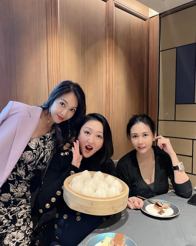 去年邱淑貞（右）和黎思嘉（左）幫甄楚倩慶祝51歲生日。翻攝黎思嘉IG