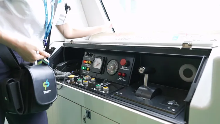 中捷表示，隨車員已完成訓練，可於3秒內開蓋按壓緊急煞車按鈕。市府提供