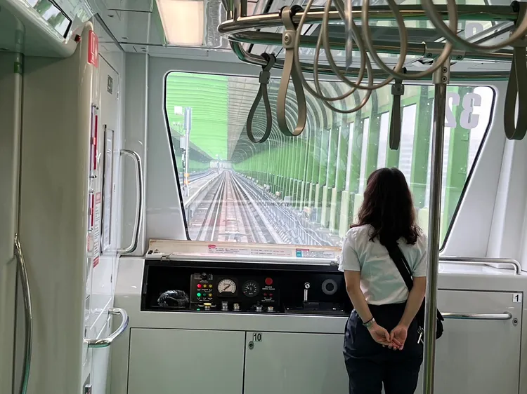 中捷5月15日起曾實施駕駛台前蓋板保持開啟的措施，以利隨車員第一時間按壓緊急停車按鈕。資料照片