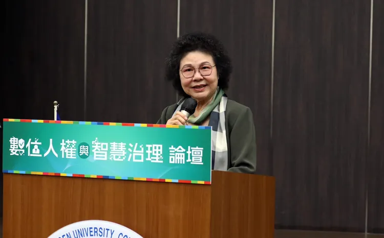 洪智坤過去是監察院長陳菊的愛將。翻攝陳菊臉書