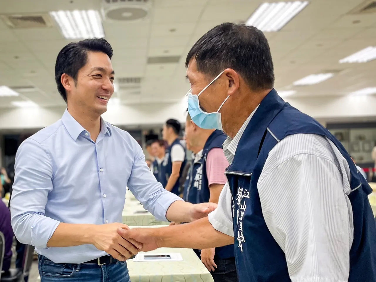 蔣萬安(左)表示,市府團隊窮盡一切方法緩解交通問題。賴昀岫攝