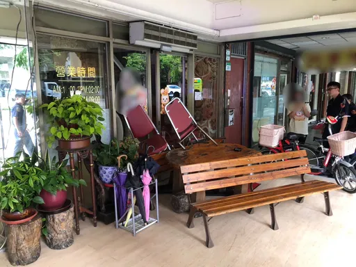 南港知名餐廳遭桌椅堵門 鄰居幹的!他控這些東西流竄才洩憤