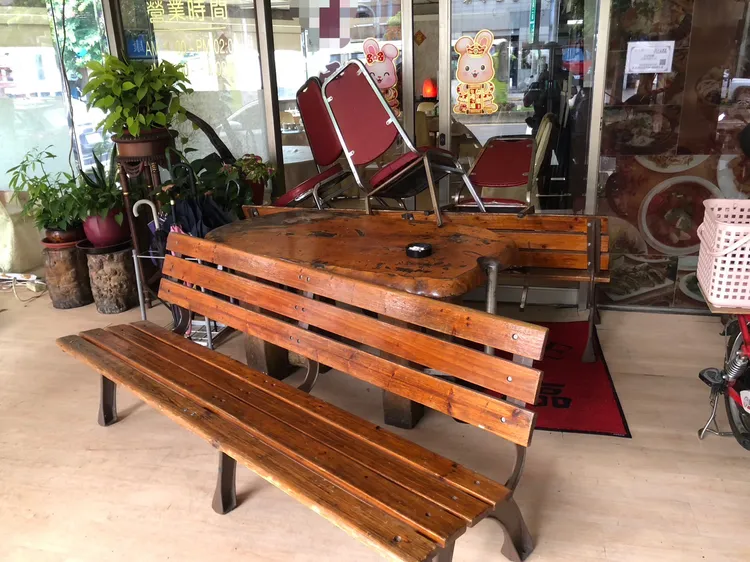 餐廳外的桌椅被拿來堵住大門。翻攝畫面