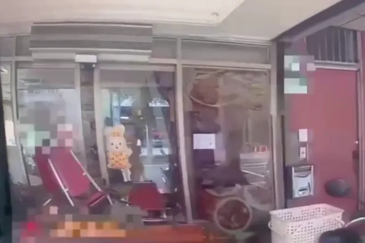 警方到場發現餐廳大門遭堵。翻攝畫面