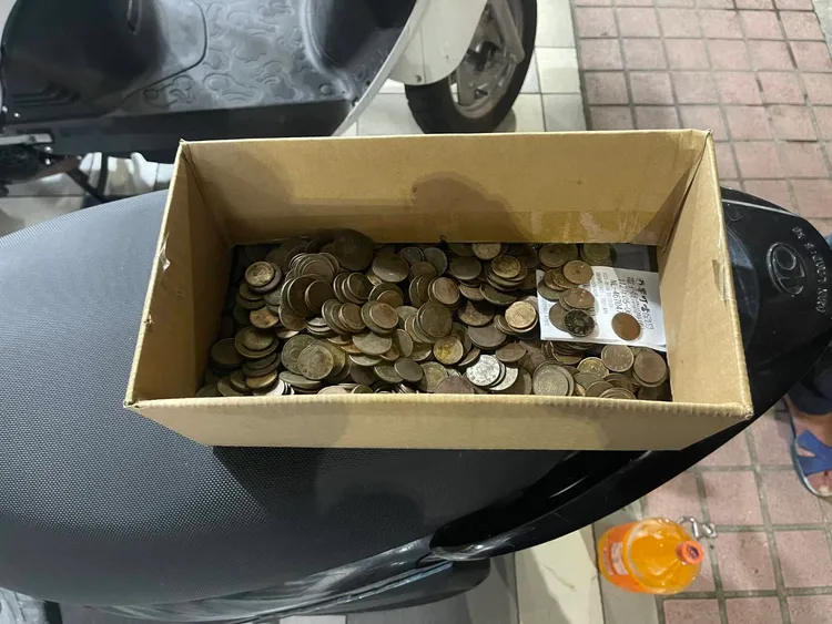 警方查扣硬幣。桃園警分局提供