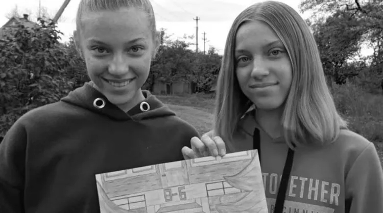 克拉莫托斯克市議會教育局公布兩名罹難雙胞胎姊妹燦笑的照片，並寫道：「俄羅斯飛彈讓兩位天使停止了心跳」。翻攝臉書