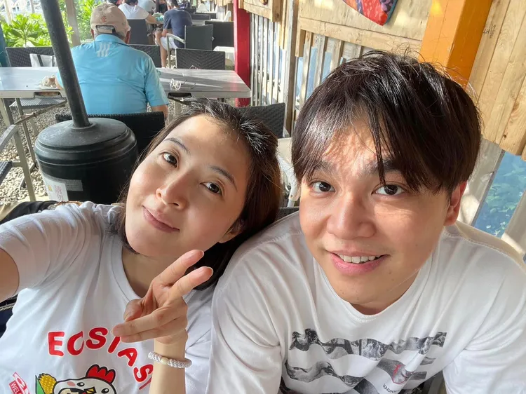 張峰奇（右）和李亮瑾婚後育有2子。翻攝李亮瑾臉書