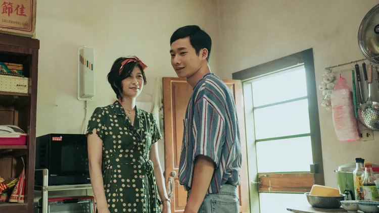 江宜蓉（左）和黃冠智在劇中是一對好友，死後以鬼魂形式再度相見。紅衣小女孩股份有限公司提供