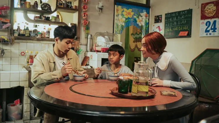 阮柏皓（中）希望透過食物喚醒「阿公」黃冠智（左）死去後的記憶，林奕嵐則飾演「阿公」多年來的鬼魂好友。紅衣小女孩股份有限公司提供