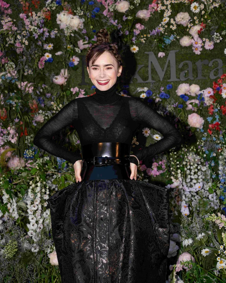 莉莉柯林斯選穿具透視感的MAX MARA 2023秋冬新裝現身秀場。品牌提供