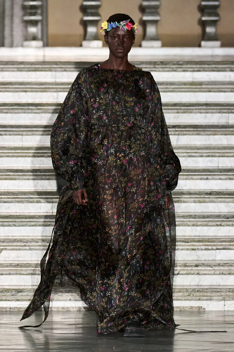 北歐居民於仲夏節之際採集7種野花祈求與未來愛人夢中相會的習俗，亦被品牌引用植物標本典籍的花草圖案承接。品牌提供