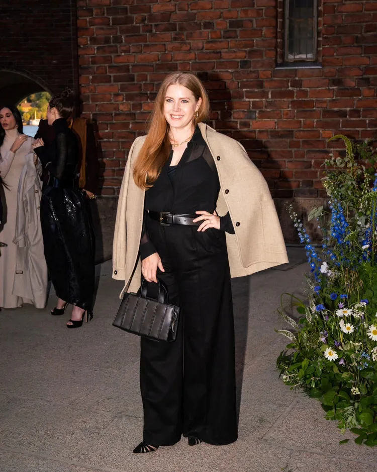 金球影后艾美亞當斯也是MAX MARA早春大秀的座上賓。品牌提供