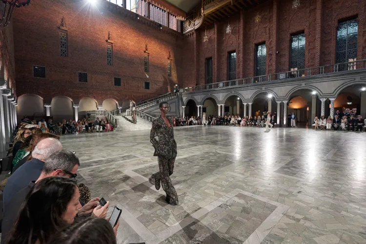 MAX MARA選定斯德哥爾摩市政廳作為2024早春系列發表的目的地。品牌提供