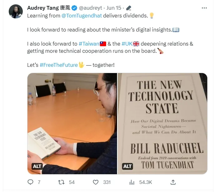 唐鳳15日在推特上傳閱讀與董勤達相關的書籍，並稱向董學習經驗。翻攝推特@audreyt