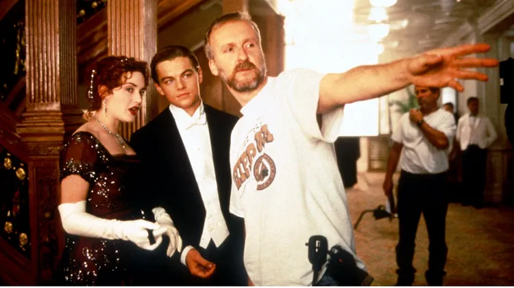 詹姆斯卡麥隆（右）執導李奧納多狄卡皮歐與凱特溫絲蕾演出。資料照