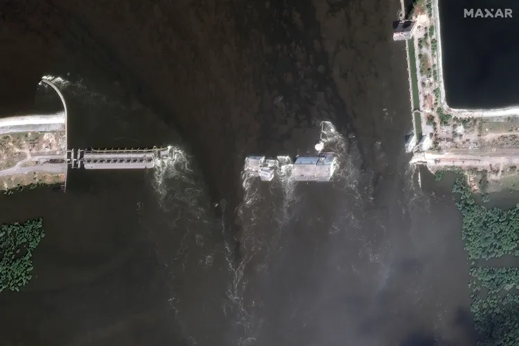 俄羅斯與烏克蘭相互指控對方破壞卡科夫卡水壩。美聯社