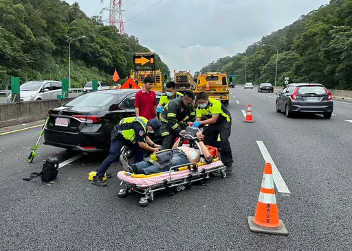 國3關西段白牌計程車事故 乘客命危送醫後恢復心跳