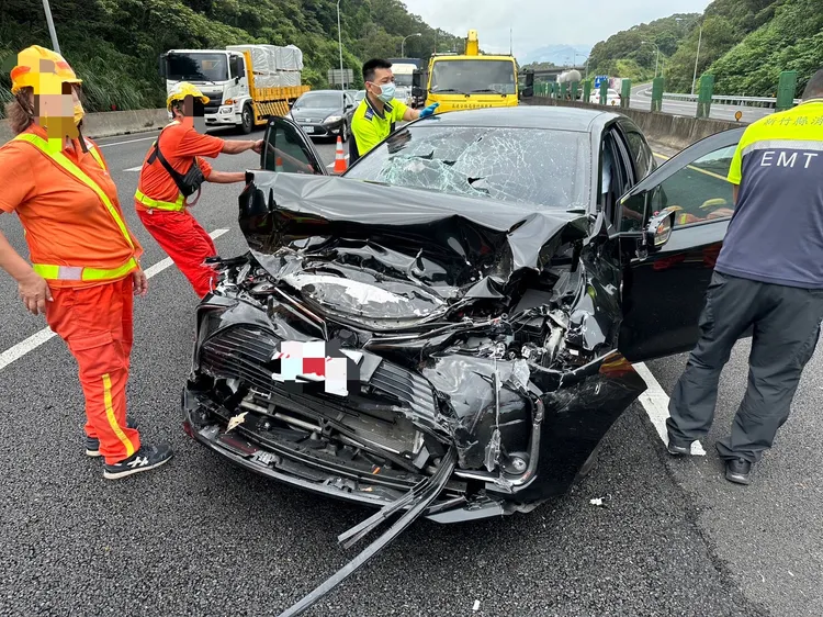 小客車車頭凹陷。國道警方提供