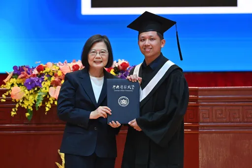 總統蔡英文出席警大畢典 勉畢業生應用先進科技維護國家治安