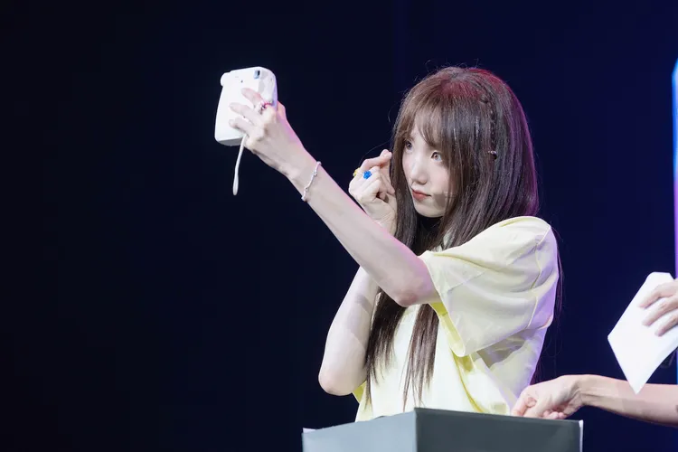 李聖經拍拍立得送粉絲。Applewood Taiwan提供