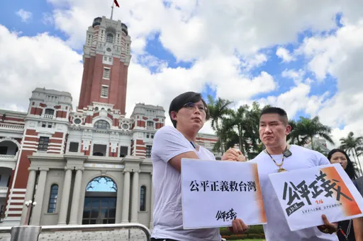 館長、黃國昌號召7/16上凱道！赴總統府送邀請函給蔡英文　遭警舉牌驅離
