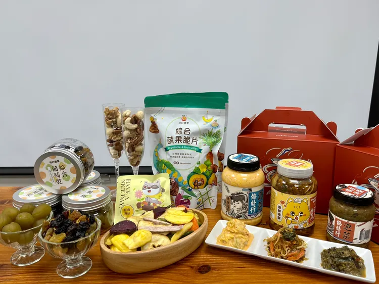 樂天市場《2023夏日美食展》涵蓋開胃爽口的小菜，如黃金泡菜、催淚皮蛋辣椒，低卡輕負擔的健康零嘴，綜合堅果、蔬果脆片。樂天市場提供