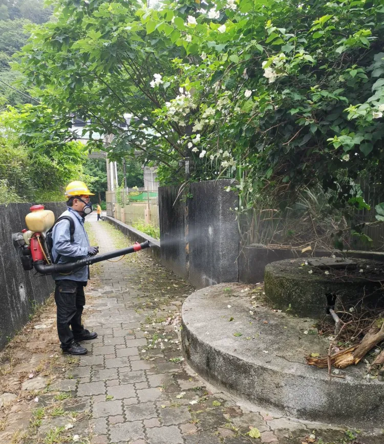環保局已於5月起將各里噴藥頻率，提升為2個月1次。示意圖，環保局提供