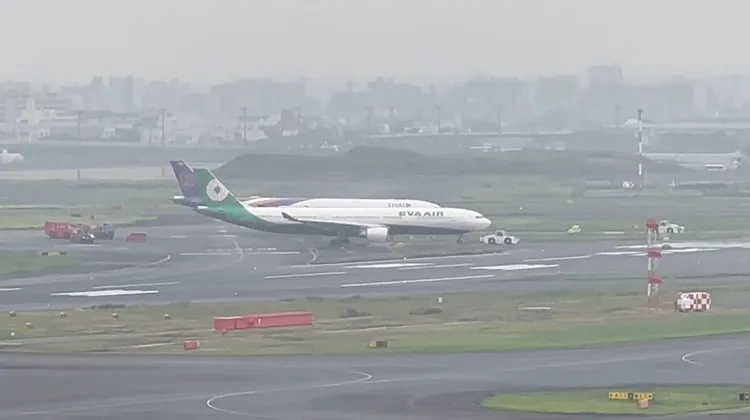 一架長榮航空航機今天在日本東京羽田機場，與一架泰國航空航機發生擦撞。路透社