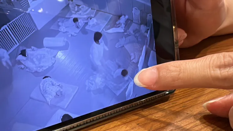 被虐幼童父母索性提前索取並保留影片，否則後續社會局人員上門稽查，該中心已稱「硬碟壞了」無法提供監視器畫面。曾佳俊攝